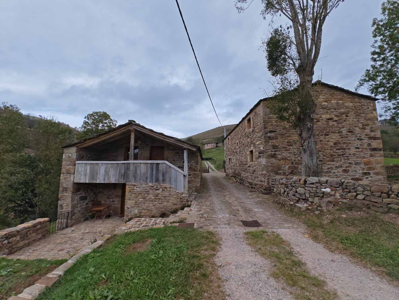 Vista de la entrada a las cabañas.