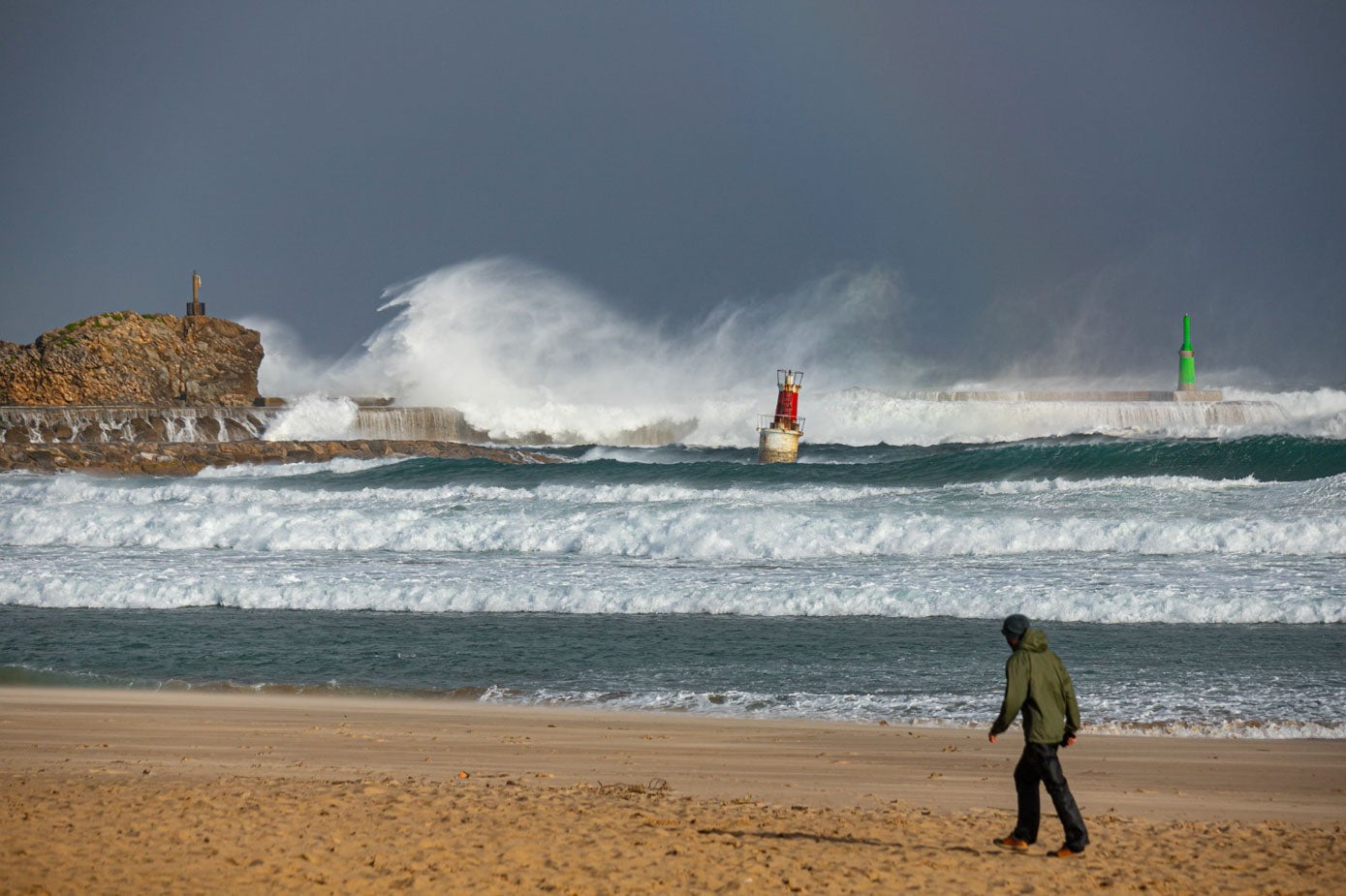 Otra imagen de la zona de San Vicente de la Barquera donde el mar estaba muy embravecido.