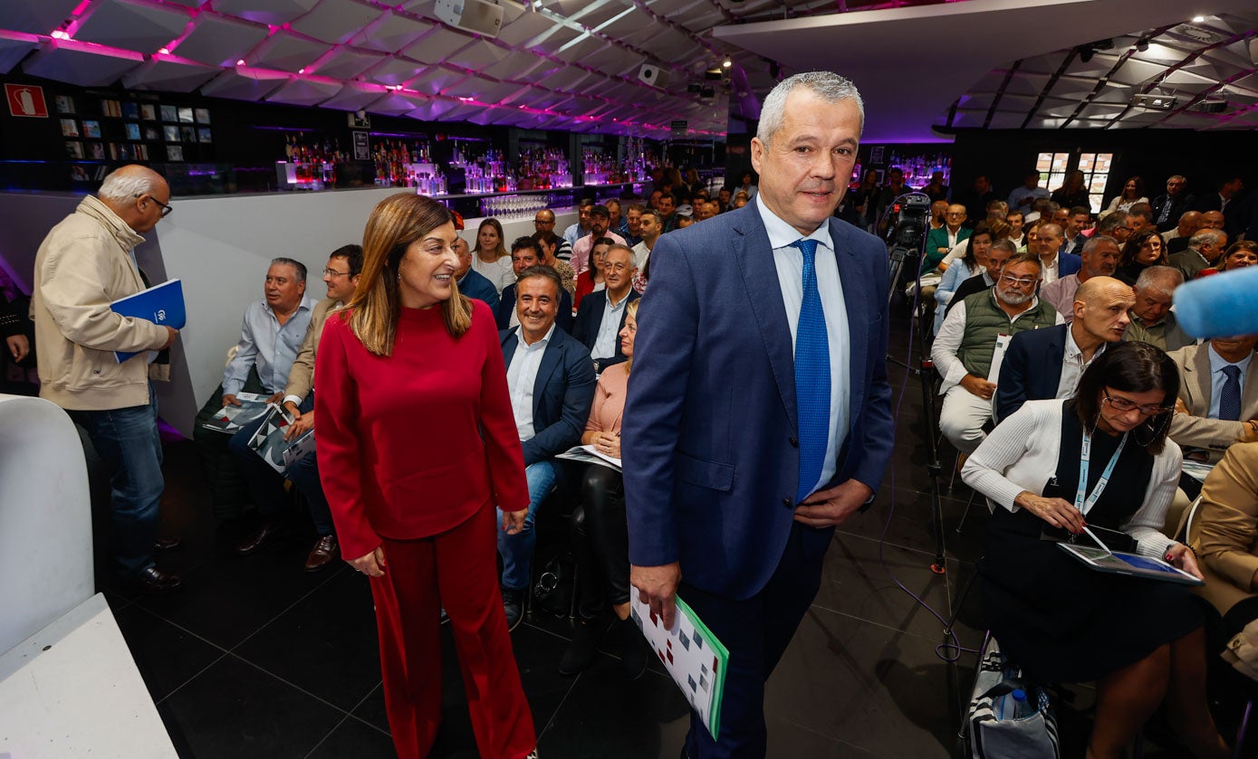 El nuevo responsable del organismo, el popular Javier Camino, entró junto a la presidenta de Cantabria.