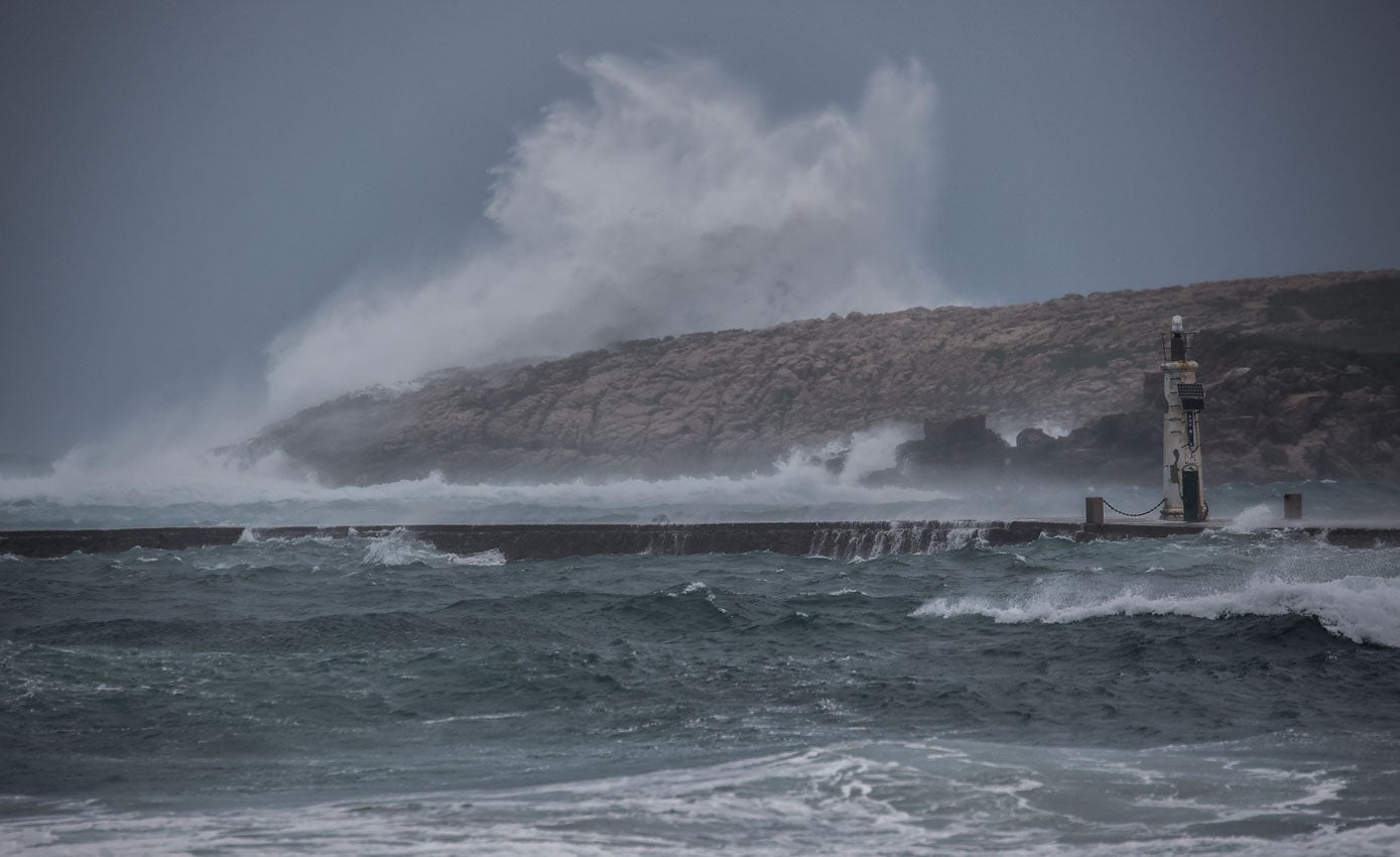 Imagen del temporal en Suances donde las grandes olas rompían con fuerza contra el acantilado.