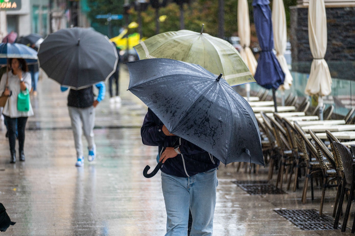 El viento y la lluvia han complicado la mañana a quienes pasaeaban por el Paseo Pereda de Santander.