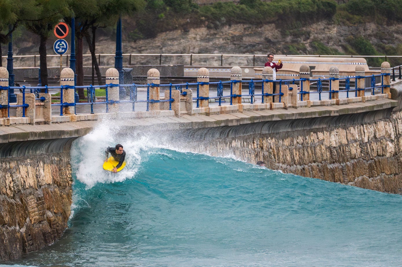 Muchos surferos aprovecharon el temporal para disfrutar el fuerte oleaje en El Sardinero.