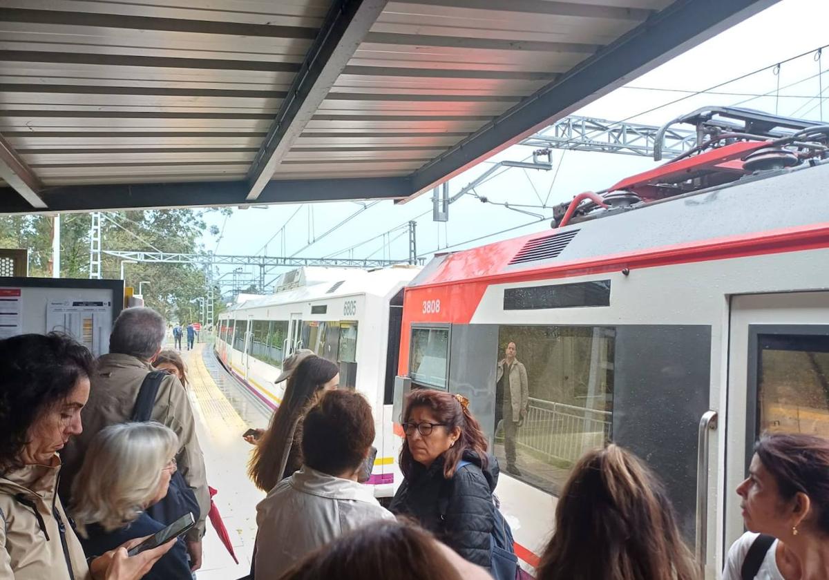 Los usuarios esperan en la estación de Mogro a que llegue otro tren que les lleve a Santander.