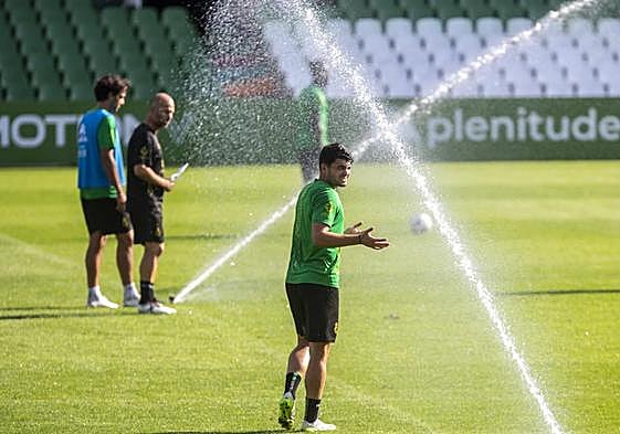 Aldasoro, bajo el agua de los aspersores, durante un entrenamiento en los Campos de Sport.
