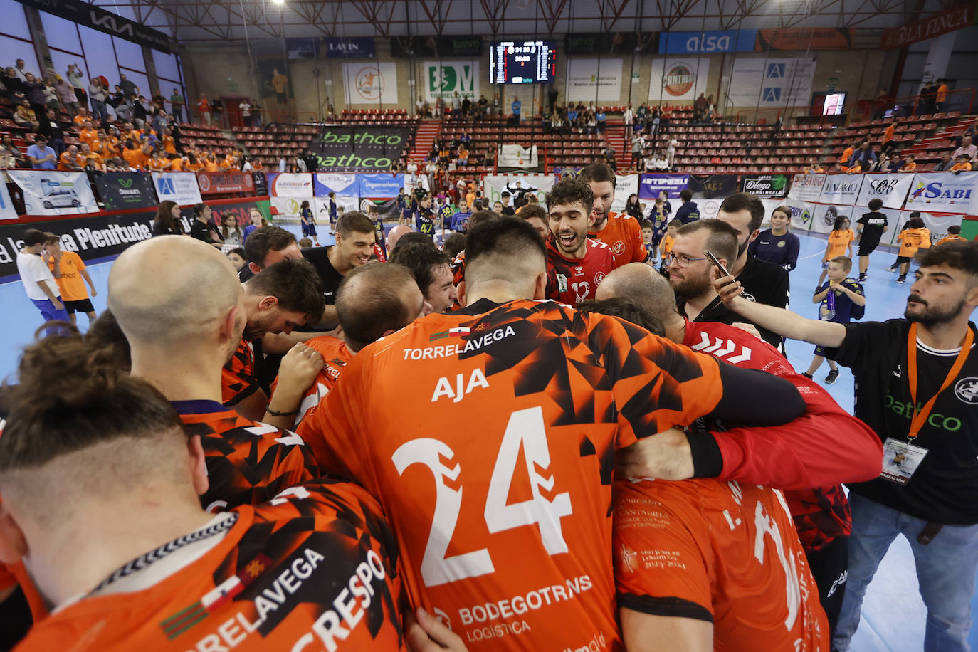 Los jugadores del Bathco Torrelavega festejan el triunfo al final del encuentro.