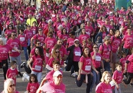 Los participantes calientan antes de comenzar la carrera