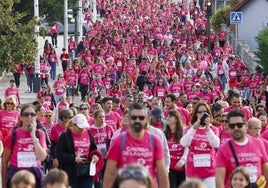 La carrera de la mujer llenó de camisetas rosas las calles de Santa Cruz de Bezana, formando una comitiva multitudinaria.