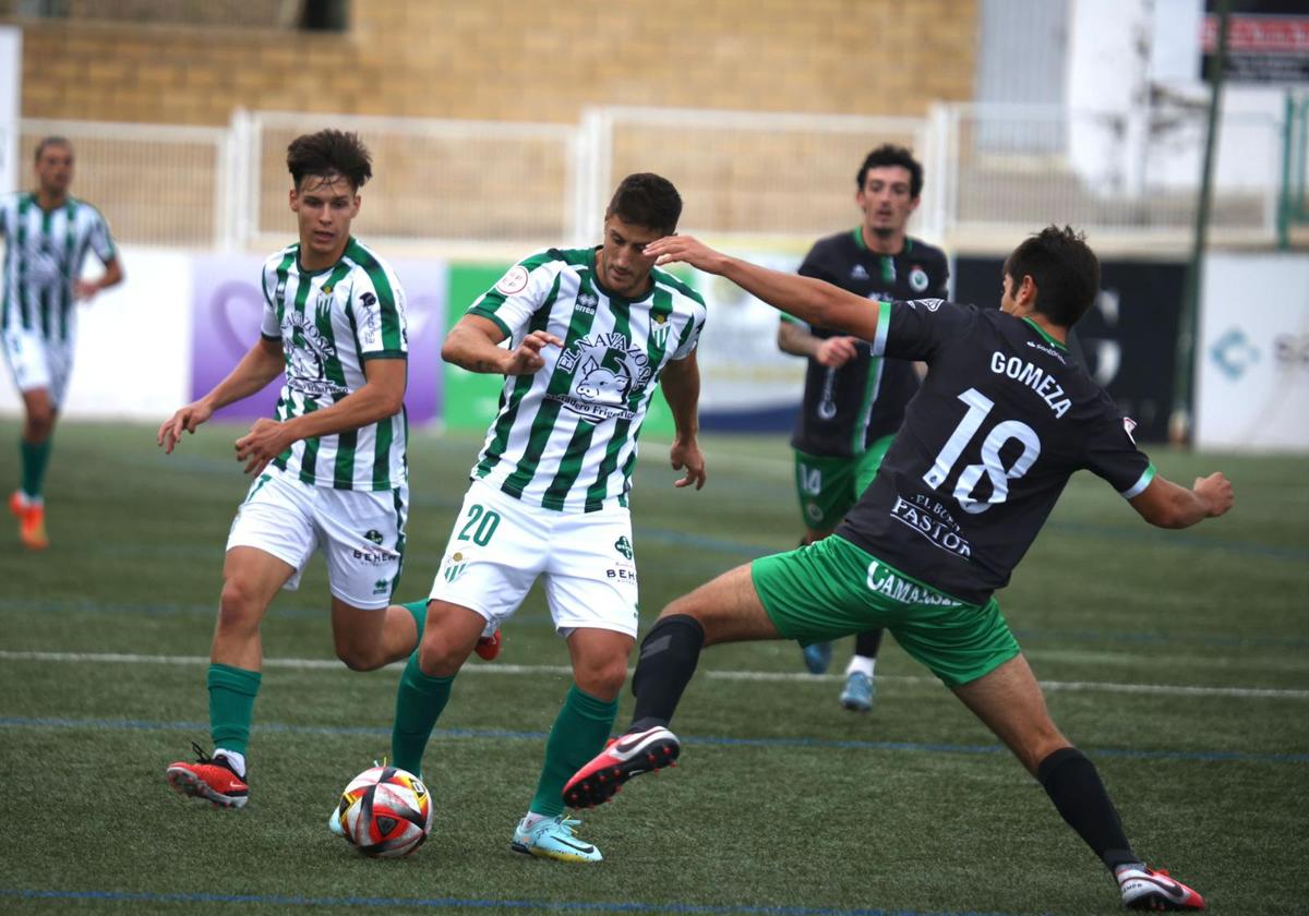 Gomeza, del Rayo, pelea por el balón con Toti, del Guijuelo