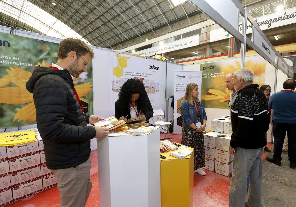 Visitantes ojean algunos productos, este sábado, en la Feria Nacional Apícola que acoge el Ferial de Ganados.