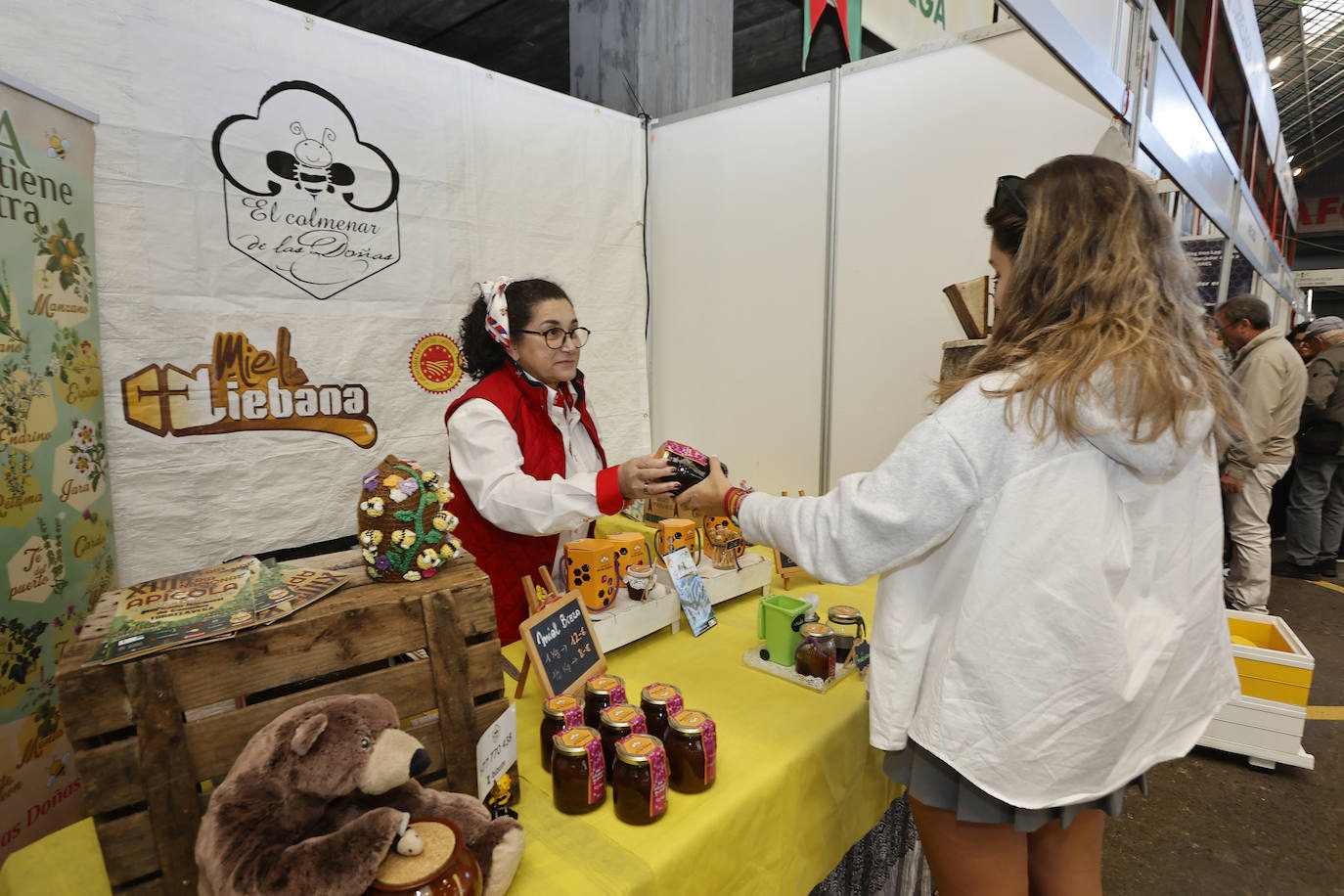 Una clienta adquiere unos productos, este sábado, en uno de los 'stands' instalados en el Mercado Nacional de Ganados.