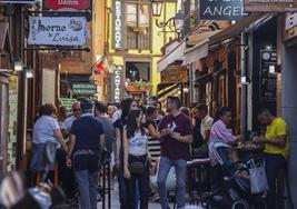 La calle Cántabra de Potes presentaba esta afluencia de gente durante el puente del Pilar.