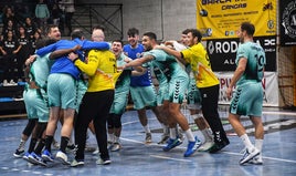 Los jugadores del Blendio Sinfín celebran la primera victoria de la temporada tras vencer al Cangas.