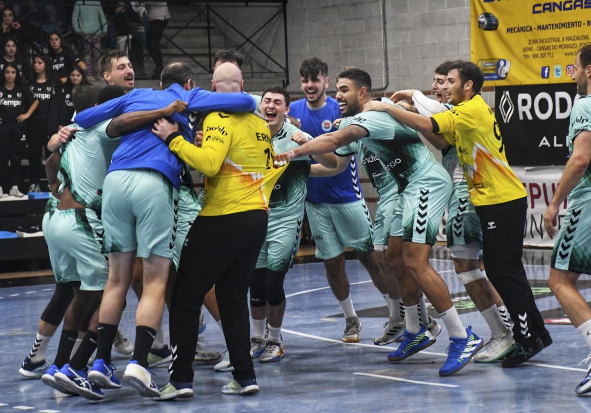 Los jugadores del Blendio Sinfín celebran la primera victoria de la temporada tras vencer al Cangas.