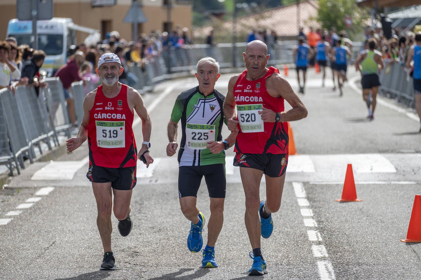 José Luis Fernández (519), Jesús María Turiso (225) y Carlos García (520) ruedan juntos durante la carrera máster masculina.