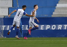 Rasines y Javi Delgado celebran un gol de la Gimnástica