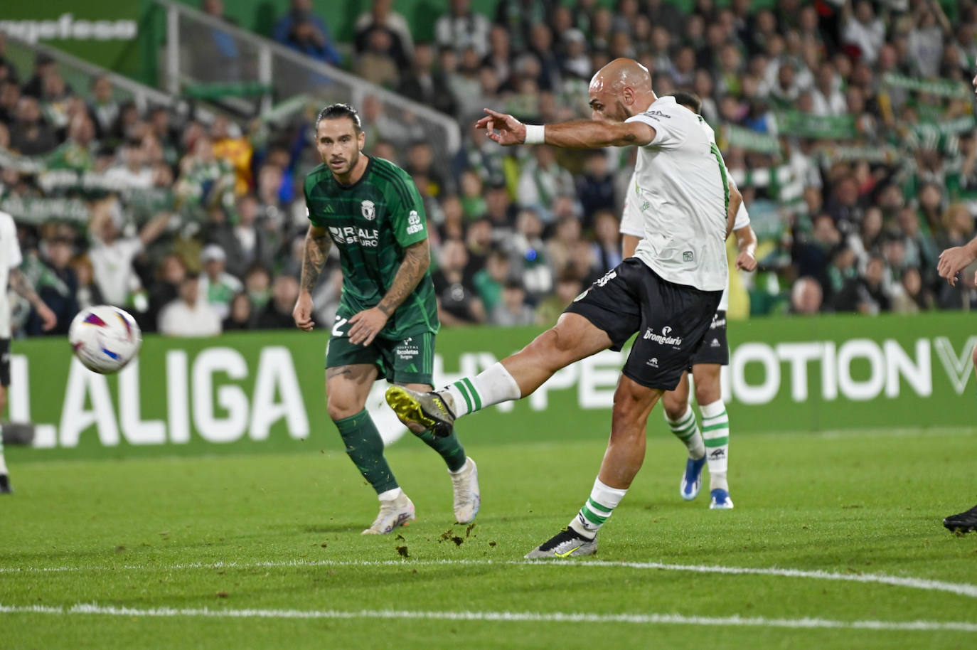 Ekain realiza un disparo que acabó en gol. 