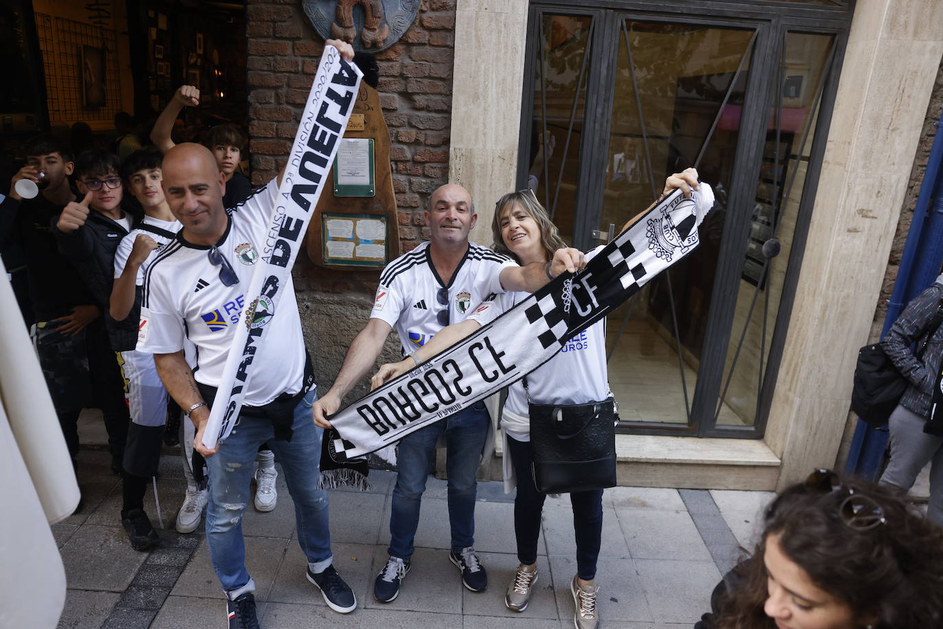 Los aficionados del Burgos han acudido a la calle Peña Herbosa y alrededores antes del partido. 