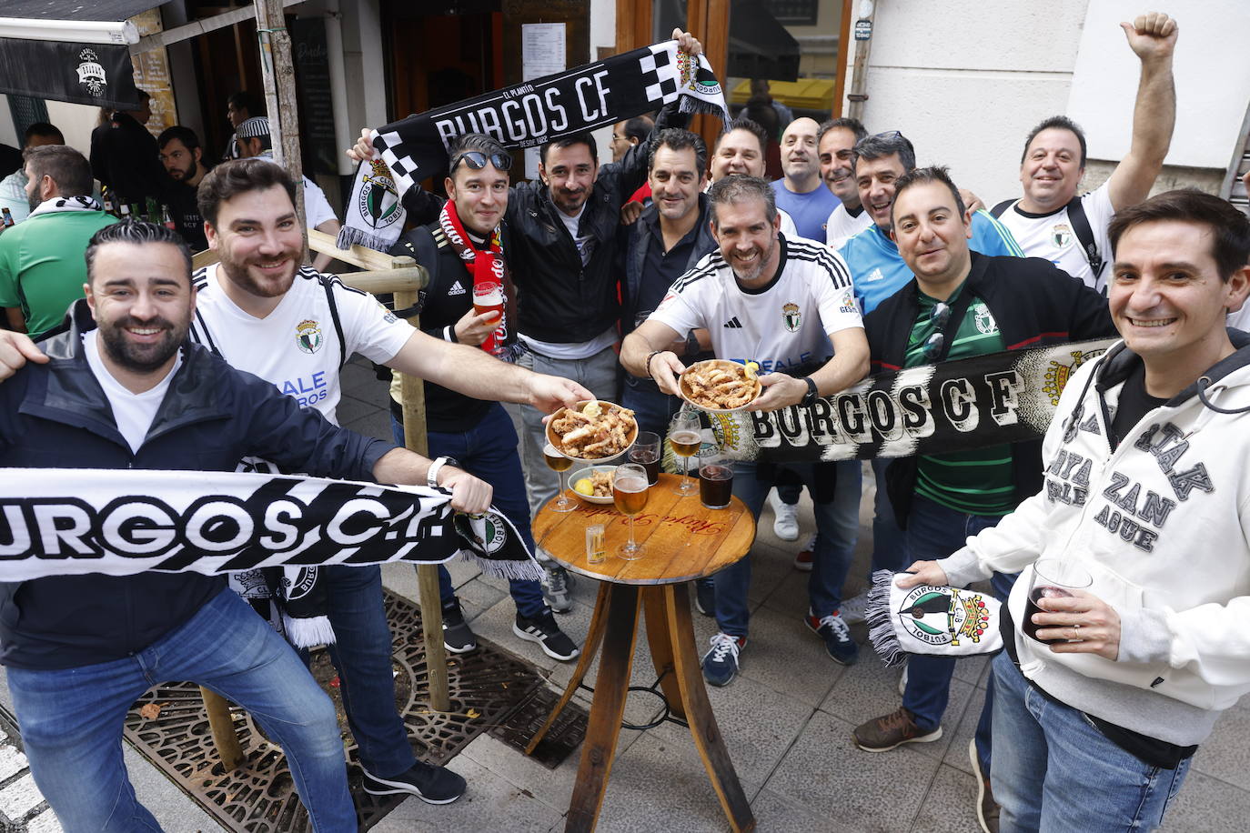 Antes de ir al partido, han degustado las rabas típicas de Santander. 