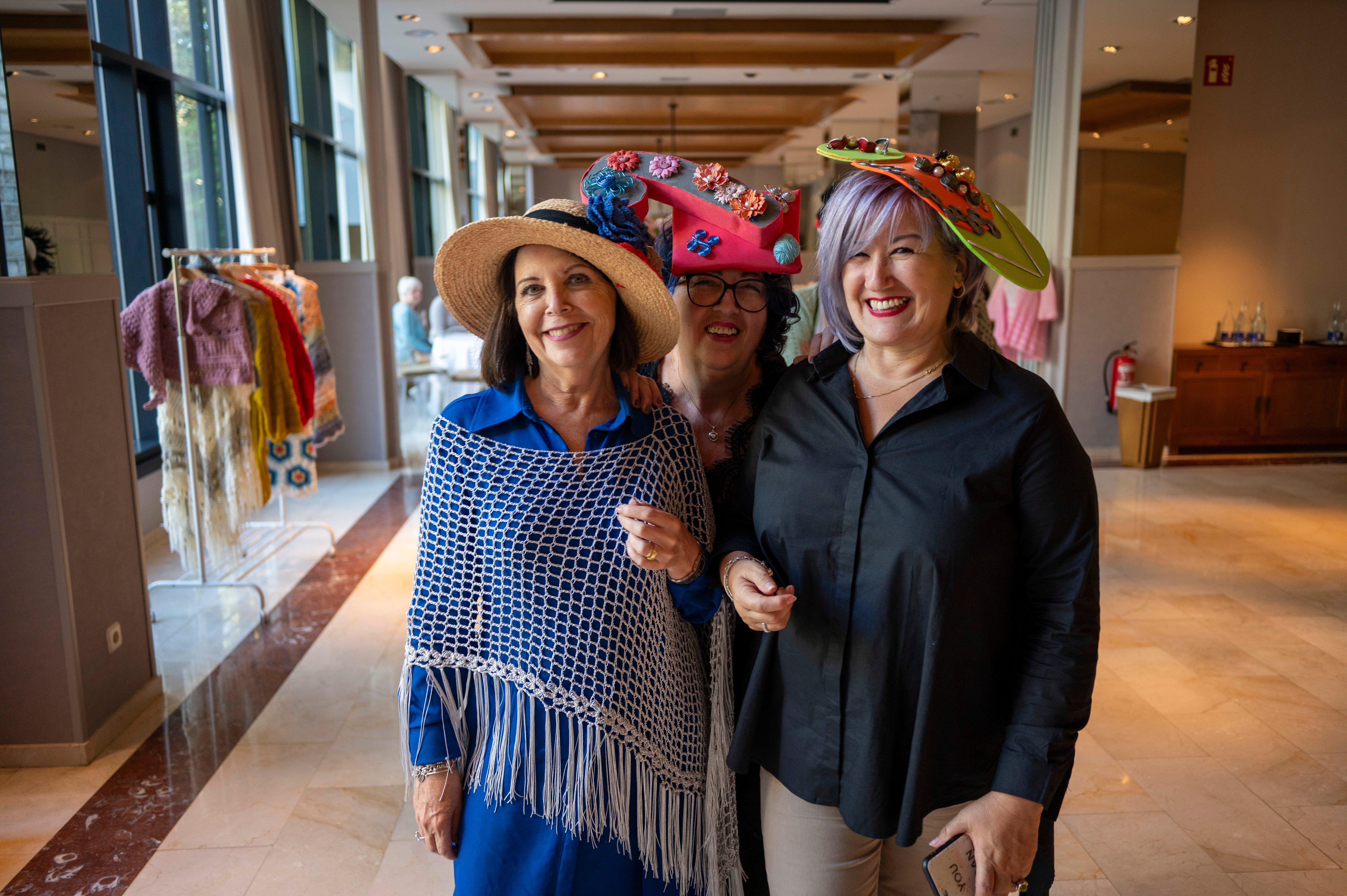 Tres mujeres con sus coloridos sombreros.