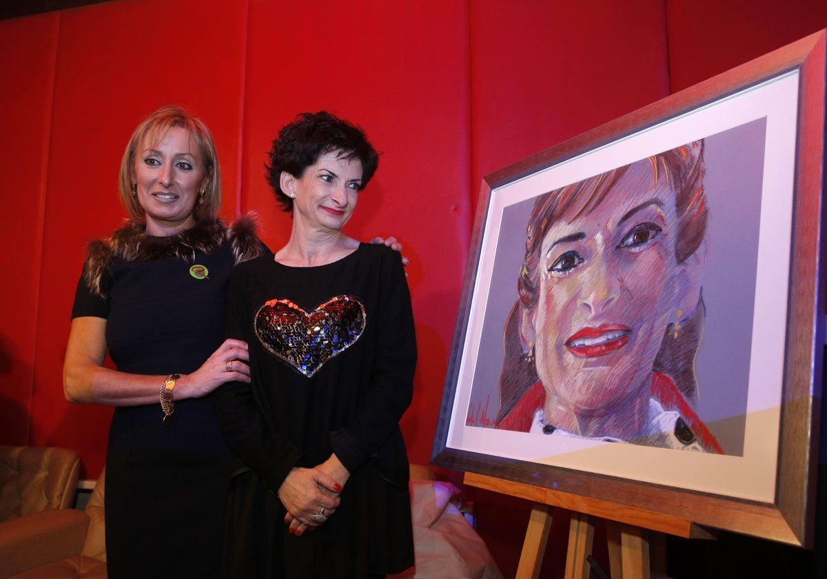 Jezabel Tazón y Beatriz Toyos, durante la entrega del premio Mujer Relevante 2015.