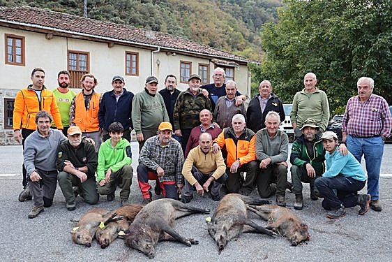 Miembros de la cuadrilla 61, de Pedro Alberto Vejo, con los cinco jabalíes que cazaron en el lote de Sobreiglesias.