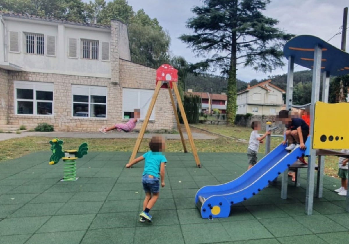 Colegio de La Penilla con el parque infantil que se ha estrenado.