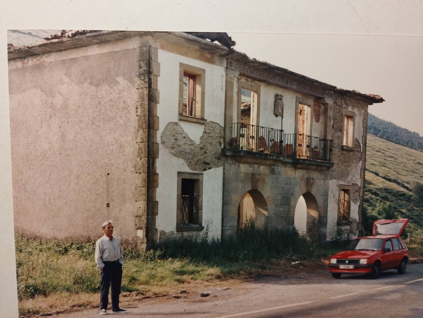 Imagen secundaria 2 - Fachada principal en la actualidad y la misma fachada hace unas décadas, cuando todavía se encontraba en mejor estado.