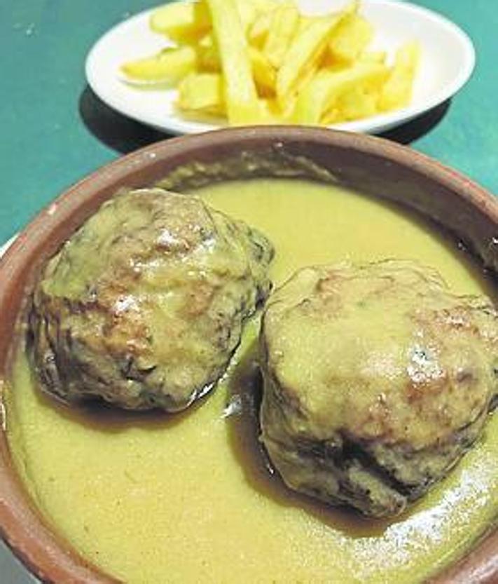 Imagen secundaria 2 - A la izquierda, el cocido montañés, que es la especialidad de la casa. A la derecha, albóndigas de gran formato.