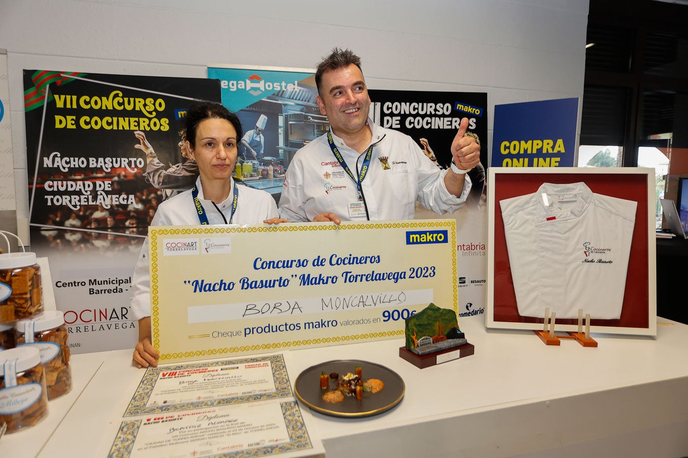 Álvarez y Moncalvillo celebran su primer puesto, durante la entrega de premios.