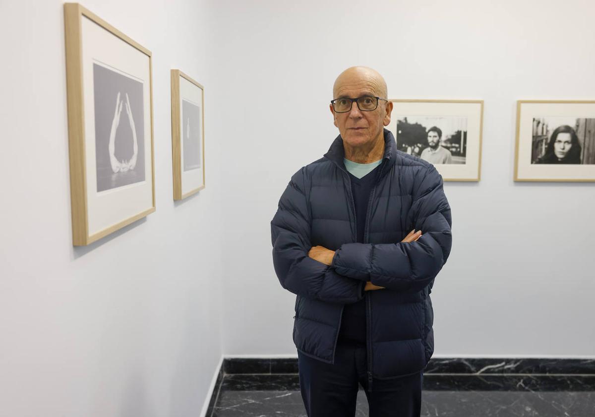 Jorge Fernández en la sala Ángel de la Hoz del CDIS, entre sus fotografías de los años 80.