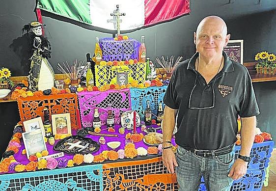 Francisco Javier Gifré junto a la decoración que se ha instalado con motivo de las fechas de los difuntos.