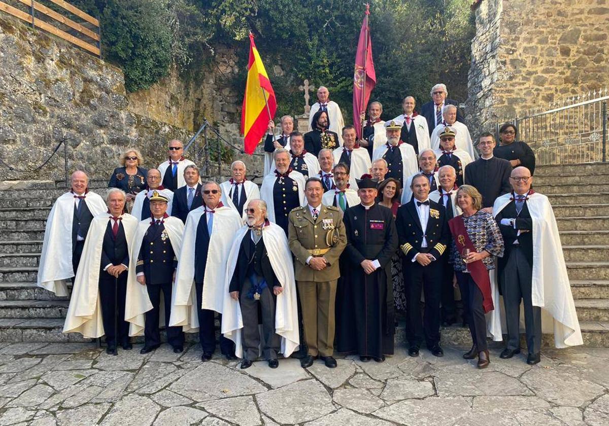 Algunos miembros de la hermandad y los recién investidos junto al delegado de Defensa en Cantabria, Emiliano Blanco, en el centro, y el comandante Naval de Santander, Jorge Hernández, tercero por la derecha.