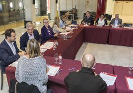 Todos los representantes de las asociaciones presentes ayer en la reunión de la Mesa de la Vivienda, celebrada en el Palacio de Festivales.