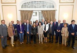 La presidenta del Patronato, Paloma O'Shea y María José Sáenz de Buruaga, presidenta del Gobierno de Cantabria, junto a los integrantes del Patronato del Centro de Estudios Musicales Isaac Albéniz de Santander.