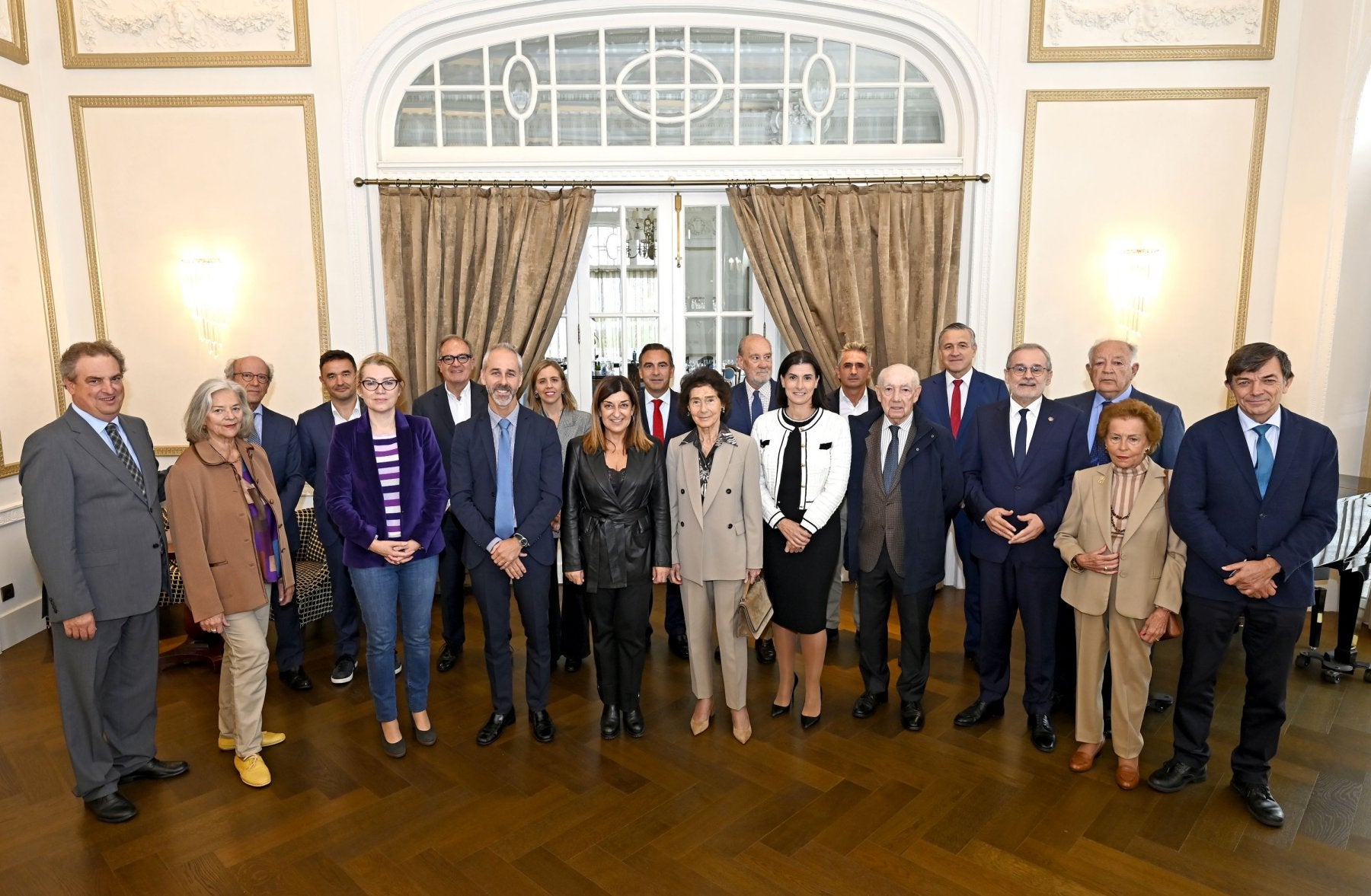 La presidenta del Patronato, Paloma O'Shea y María José Sáenz de Buruaga, presidenta del Gobierno de Cantabria, junto a los integrantes del Patronato del Centro de Estudios Musicales Isaac Albéniz de Santander.