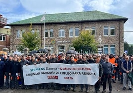 Concentración este martes frente a la fábrica de Gamesa Electric en Reinosa.