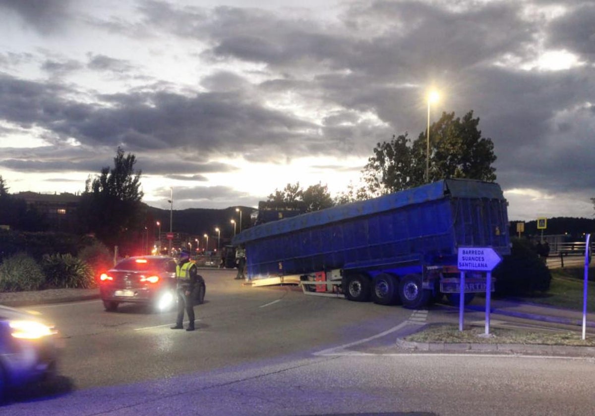 Los agentes regulan el tráfico en las proximidades del remolque.