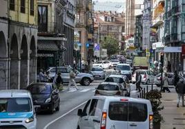 Vehículos circulan por la calle José María de Pereda, este otoño, en Torrelavega.