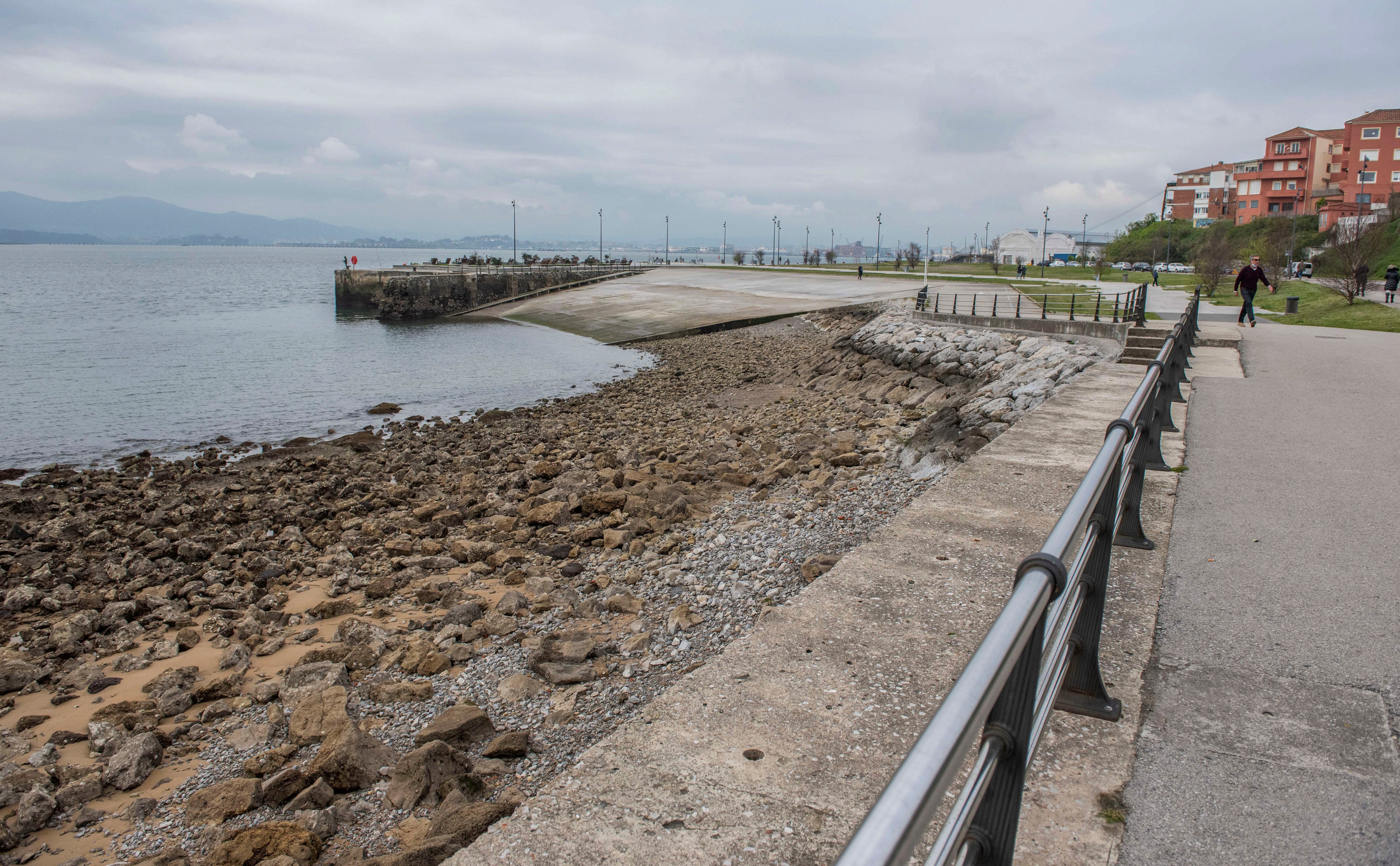 26 de marzo de 2021. La arena asomaba ya entre las piedras de la zona en curva de Gamazo, pero aún estaba lejos de ser una playa ya consolidada. La rampa, al fondo, estaba completamente limpia.