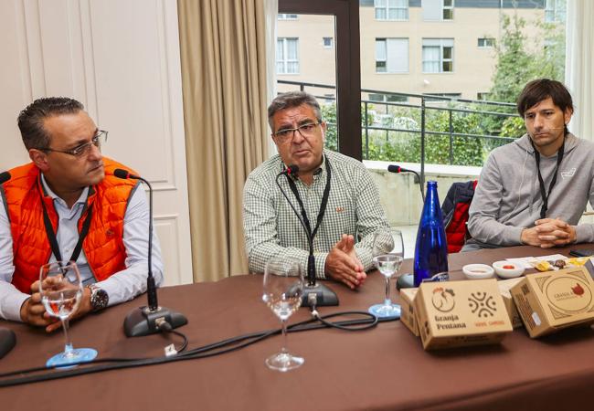 Jaime Uz, Carlos Martín y Sergio Bastard hablaron de los secretos del huevo y su aplicación en la cocina.