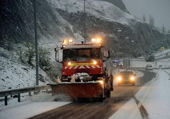 Una quitanieves en la Red de Carreteras de Cantabria, durante la pasada temporada de invierno.