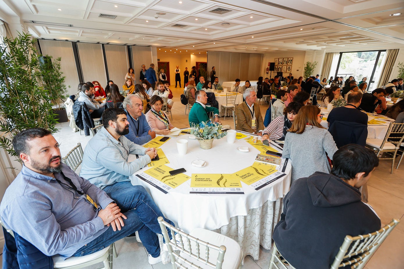 Asistentes a una de las ponencias cata celebradas este martes, en el Salón Cantabria, del Gran Hotel Balneario en Puente Viesgo. 