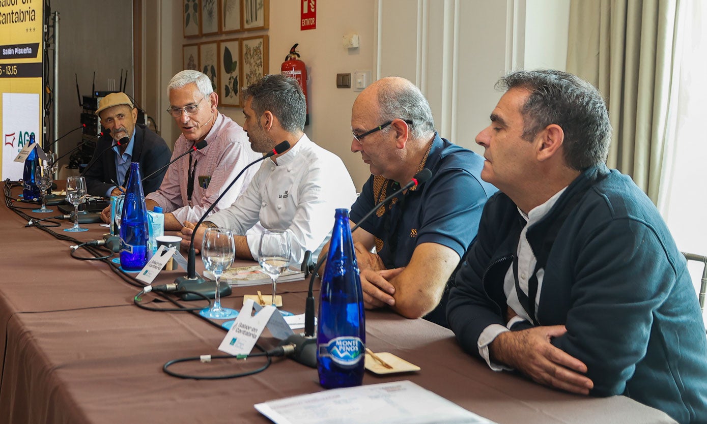 Ángel Luis Gómez Calle, de Umami; Luciano Sánchez, ganadero, criador de raza wagyu en Omoño; y Eduardo Quintana, cocinero de La Bicicleta, durante la charla.