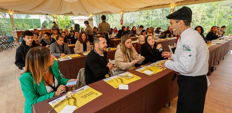 El cocinero José Ángel García 'Chili' charla con un grupo de asistentes al taller de cocina.