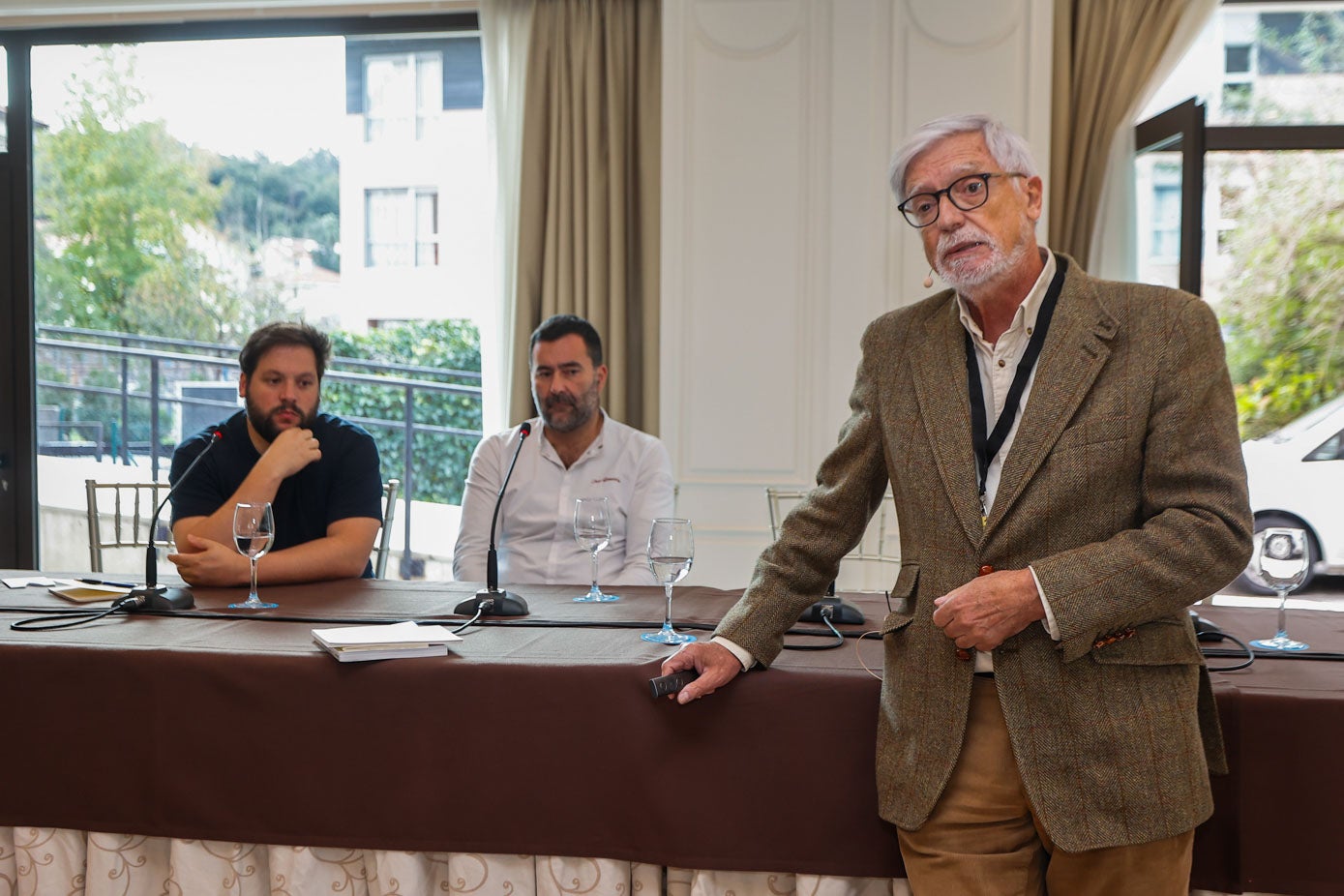 El biólogo Gerardo García Castrillo, durante la charla cata de guisos marineros. Detrás, Toni González (El Nuevo Molino), y Julen Bergantiños (Restaurante Islares, Bilbao).