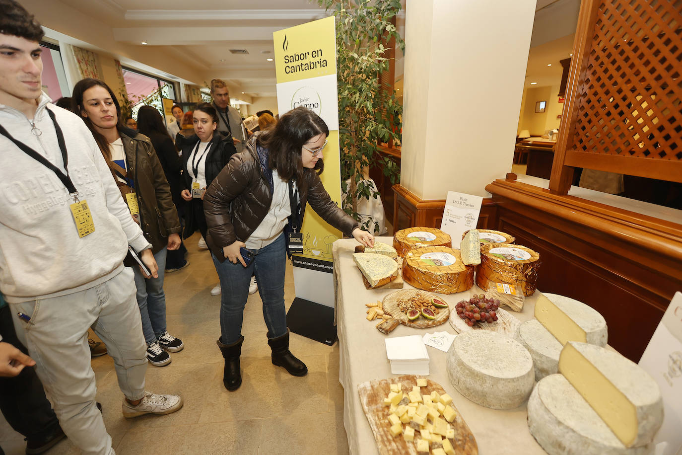 El mercado de productos instalado en la cafetería del Gran Hotel Balneario de Puente Viesgo ha sido uno de los espacios más concurridos. 