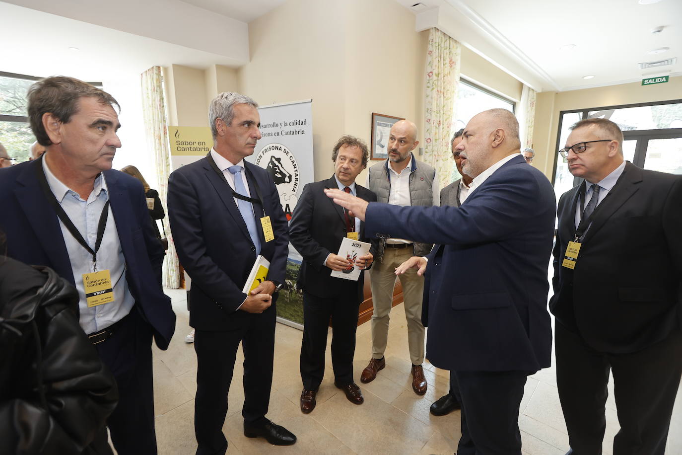 Ignacio Pérez, director general de El Diario Montañés; Gustavo Cubero, director general de Turismo del Gobierno de Cantabria; Pablo Palencia, consejero de Desarrollo Rural; Óscar Villegas, alcalde de Puente Viesgo; José Luis Pérez e Íñigo Noriega, redactor jefe y director de El Diario respectivamente. 