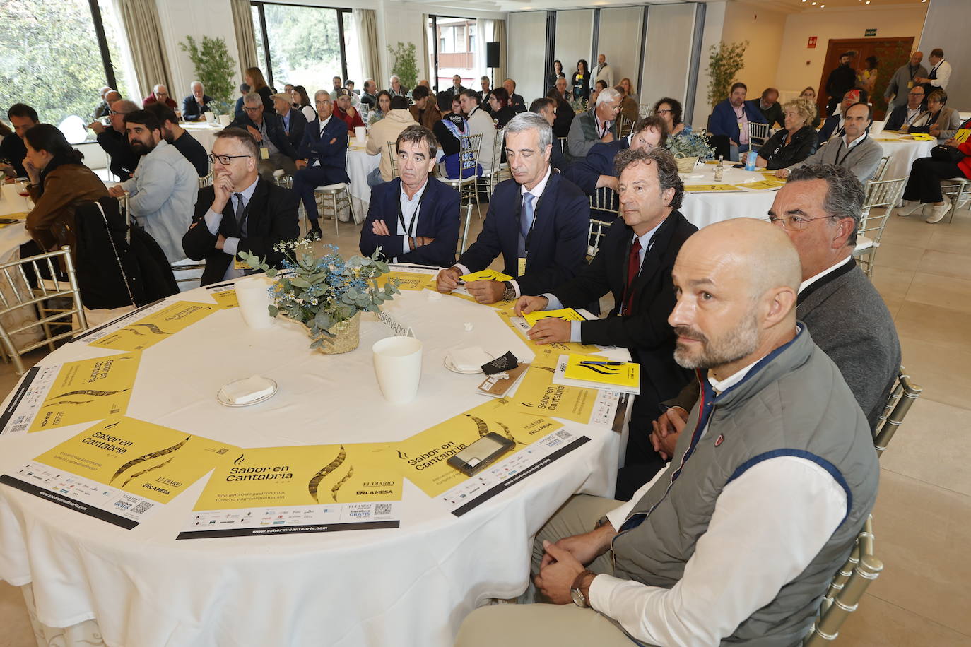 Mesa de autoridades en la inauguración de la tercera edición de Sabor en Cantabria en Puente Viesgo. 