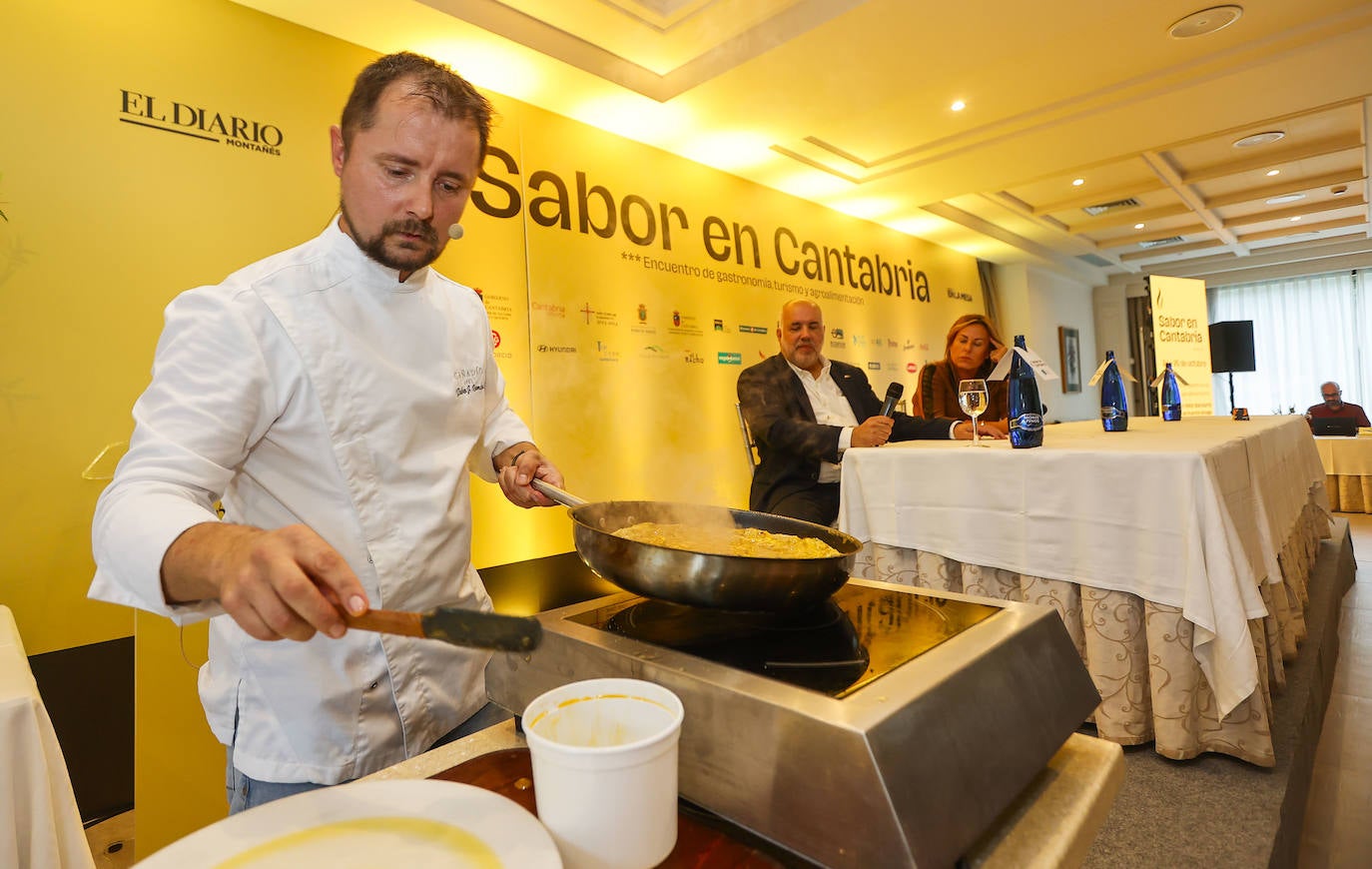 Pedro J. Román, jefe de cocina del restaurante Cañadío Santander, prepara delante de casi 200 asistentes, la tortilla campeona de España. Al fondo, Teresa Monteoliva, propietaria del restaurante, con José Luis Pérez.