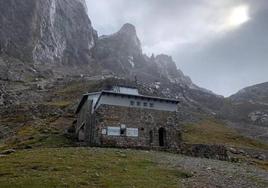 Al refugio del Urriellu aún no han llegado las primeras nieves.